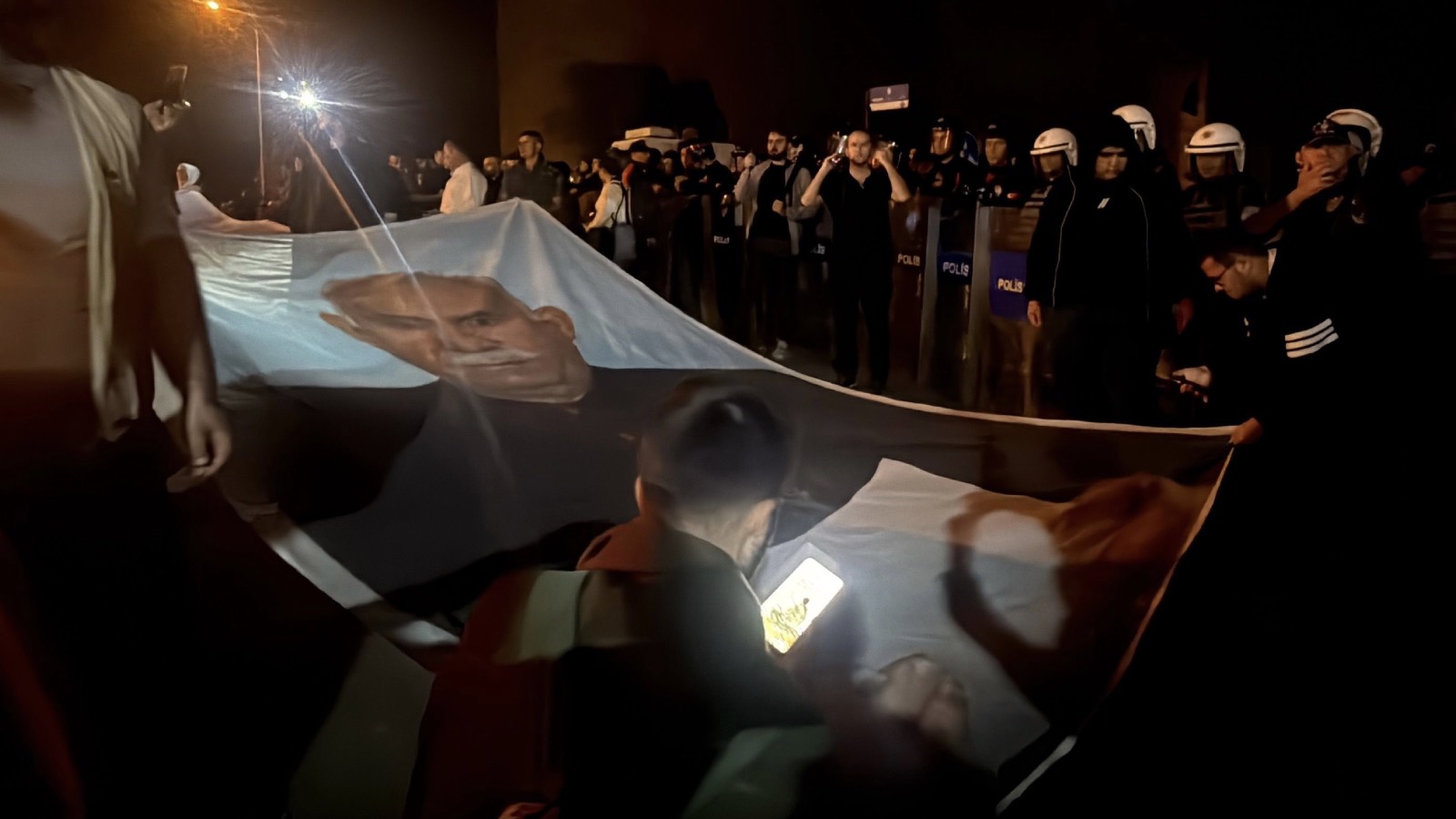 diyarbakirdaki ocalana ozgurluk yuruyusunde polise dusman dendi akp surece karsi sabotaj olarak niteledi sAm5fsA6.jpg