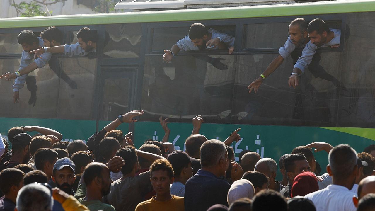 Israil gazzeden alikoydugu 60 filistinli esiri serbest birakti 9VrtlxlH